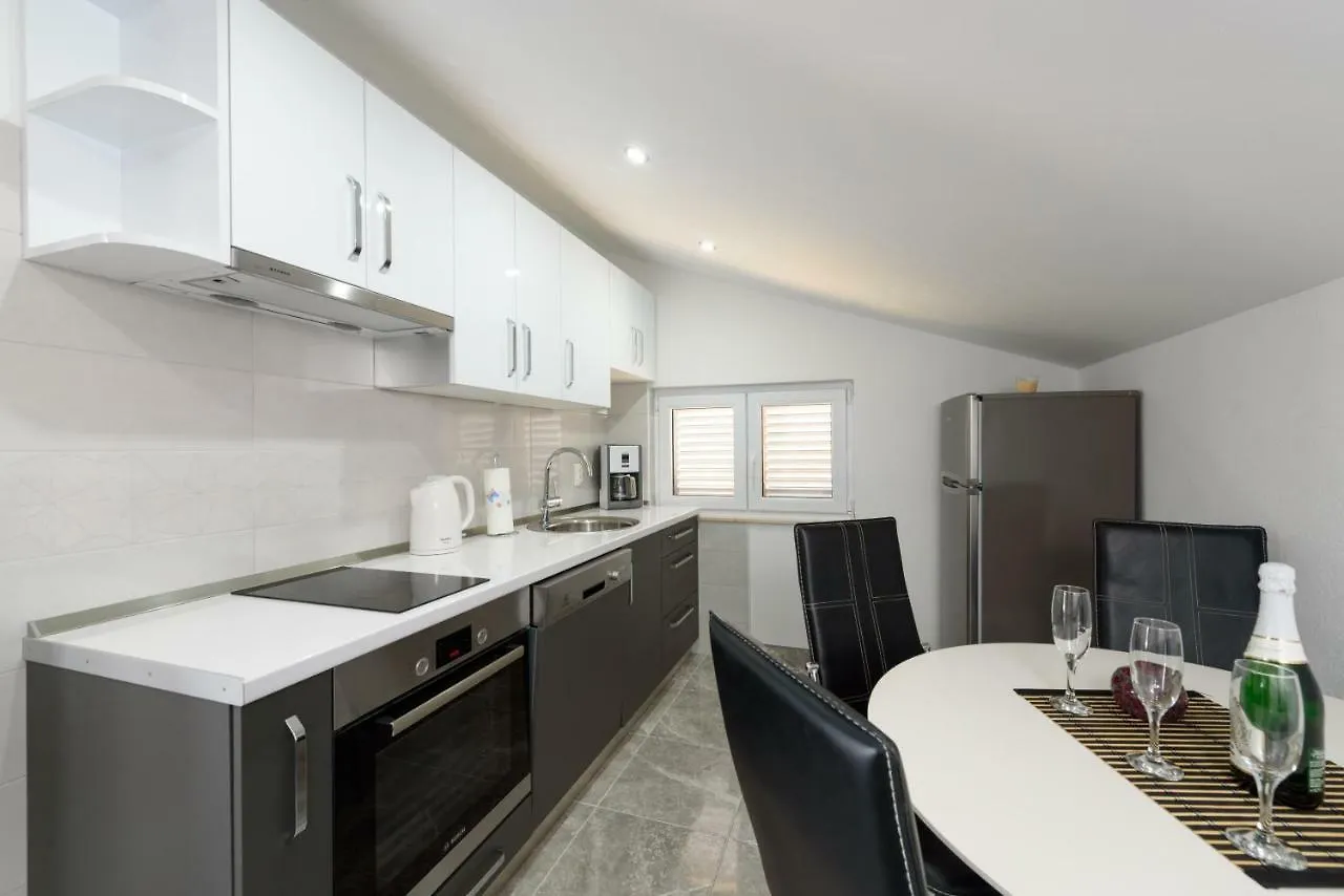 Apartmani Nina Trogir 0*,